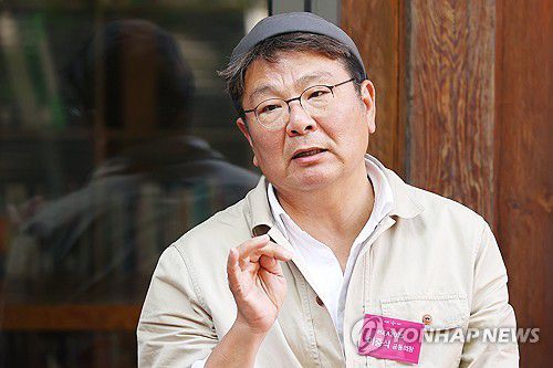 학술 프로그램 소개하는 이중식 원장(서울=연합뉴스) 진연수 기자 = 14일 오후 서울 종로구 아트센터나비에서 열린 제30회 국제전자예술심포지엄(ISEA 2025) 기자간담회에서 공동의장을 맡은 이중식 서울대 문화예술원장이 학술 프로그램을 소개하고 있다. 2025.5.14 jin90@yna.co.kr