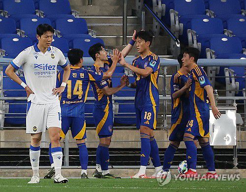 허율 선제골에 앞서가는 울산(울산=연합뉴스) 김용태 기자 = 14일 울산 문수축구경기장에서 열린 2025 하나은행 코리아컵 16강 울산 HD와 인천 유나이티드의 경기에서 울산 허율이 선제골을 넣고 팀 동료들과 기뻐하고 있다. 2025.5.14 yongtae@yna.co.kr