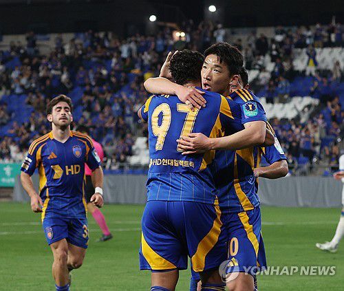 골 환호하는 김민우-에릭(울산=연합뉴스) 김용태 기자 = 14일 울산 문수축구경기장에서 열린 2025 하나은행 코리아컵 16강 울산 HD와 인천 유나이티드의 경기에서 울산 김민우가 팀의 세 번째 골을 넣고 에릭과 기뻐하고 있다. 2025.5.14 yongtae@yna.co.kr