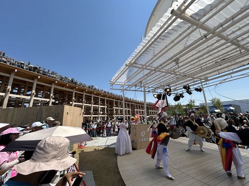 사물놀이 공연을 보는 관람객들     (오사카=연합뉴스) 김예나 기자 = 지난 14일 일본 오사카·간사이 만국박람회(오사카 엑스포) 야외 팝업 무대에서 선보인 국가유산진흥원 예술단의 공연 모습. 엑스포의 대표적 건축물인 '그랜드 링'에서도 관람객들이 공연을 보고 있다. 2025.5.15     yes@yna.co.kr