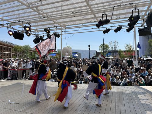 "한국의 전통 연희를 소개합니다"    (오사카=연합뉴스) 김예나 기자 = 지난 14일 일본 오사카·간사이 만국박람회(오사카 엑스포) 야외 팝업 무대에서 선보인 국가유산진흥원 예술단의 공연 모습. 2025.5.15     yes@yna.co.kr