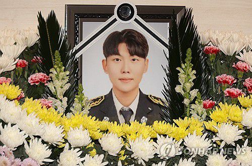 김수광 소방장 빈소(문경=연합뉴스) 황수빈 기자 = 2일 경북 문경시의 한 장례식장에 육가공공장 화재 진압 중 순직한 김수광(27) 소방장의 빈소가 이틀째 마련돼있다. 2024.2.2     hsb@yna.co.kr (끝)