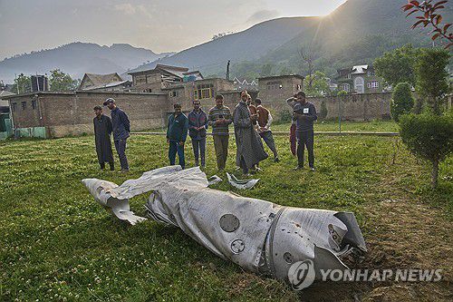 인도·파키스탄 무력 충돌지난 7일(현지시간) 인도령 카슈미르 풀와마에 항공기 잔해가 떨어져 있다. [AP 연합뉴스 자료사진. 재판매 및 DB 금지]