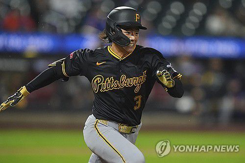 기습 번트 후 질주하는 배지환[AP=연합뉴스]