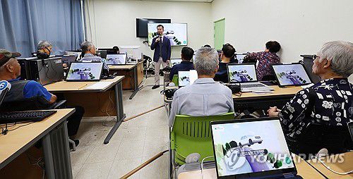 교통안전교육 받는 고령운전자들[연합뉴스 자료사진]