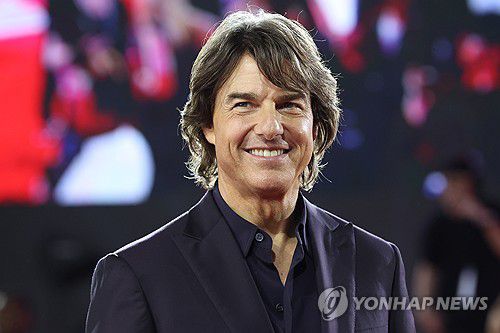 12번째 내한한 톰 크루즈(서울=연합뉴스) 강민지 기자 = 할리우드 배우 톰 크루즈가 8일 서울 송파구 롯데월드 아이스링크에서 열린 영화 '미션 임파서블: 파이널 레코닝' 레드카펫 행사에서 포즈를 취하고 있다. 2025.5.8 mjkang@yna.co.kr