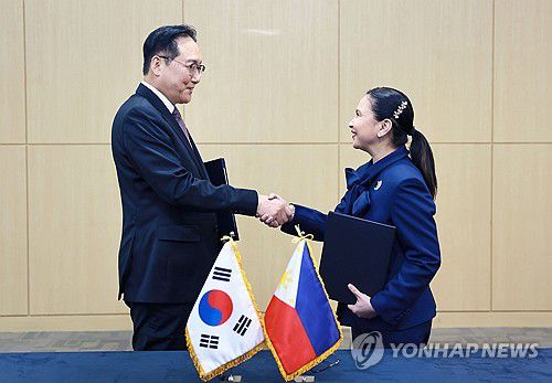 한-필리핀 무역·경제 및 에너지 협력을 위한 MOU(서울=연합뉴스) 정인교 산업통상자원부 통상교섭본부장이 14일 제주 서귀포시 제주국제컨벤션센터(ICC)에서 열린 '한-필리핀 무역·경제 및 에너지 협력을 위한 MOU 서명식'에서 마리아 크리스타나 로케(Maria Cristina Aldeguer-Roque) 필리핀 통상산업부 장관과 포즈를 취하고 있다.  2025.5.14 [산업통상자원부 제공, 재판매 및 DB 금지] photo@yna.co.kr