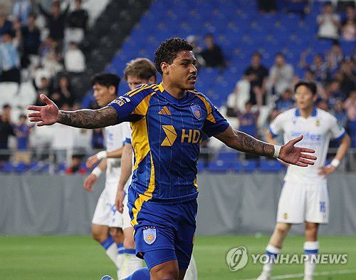 골 넣은 울산 에릭(울산=연합뉴스) 김용태 기자 = 14일 울산 문수축구경기장에서 열린 2025 하나은행 코리아컵 16강 울산 HD와 인천 유나이티드의 경기에서 울산 에릭이 팀의 두 번째 골을 넣고 환호하고 있다. 2025.5.14 yongtae@yna.co.kr