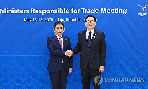 중국 상무부 부부장 만난 정인교 통상교섭본부장(서울=연합뉴스) 정인교 산업통상자원부 통상교섭본부장이 15일 제주 서귀포시 제주국제컨벤션센터(ICC)에서 열린 '2025 APEC 통상장관회의'에서 리 청강 중국 상무부 국제무역협상대표 겸 부부장과 기념 촬영하고 있다. 2025.5.15 [산업통상자원부 제공. 재판매 및 DB 금지] photo@yna.co.kr