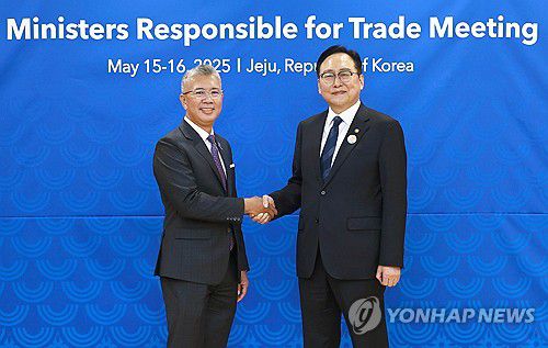 말레이시아 투자통상산업부 장관 만난 정인교 통상교섭본부장(서울=연합뉴스) 정인교 산업통상자원부 통상교섭본부장이 15일 제주 서귀포시 제주국제컨벤션센터(ICC)에서 열린 '2025 APEC 통상장관회의'에서 틍쿠 자프룰 아지즈 말레이시아 투자통상산업부 장관과 기념 촬영하고 있다. 2025.5.15 [산업통상자원부 제공. 재판매 및 DB 금지] photo@yna.co.kr