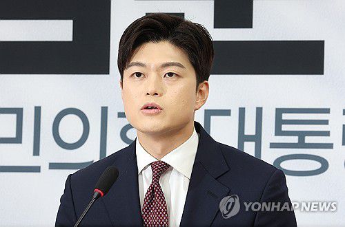 발언하는 김용태 비상대책위원장(서울=연합뉴스) 김주형 기자 = 국민의힘 비상대책위원장으로 임명된 김용태 의원이 15일 국회에서 기자회견을 열고 발언하고 있다. 2025.5.15 kjhpress@yna.co.kr