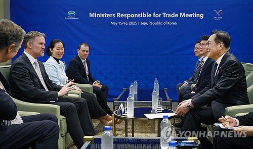 제이미슨 그리어 USTR 대표와 면담하는 정인교 통상교섭본부장(서울=연합뉴스) 정인교 산업통상자원부 통상교섭본부장(오른쪽 첫번째)이 15일 제주 서귀포시 제주국제컨벤션센터에서 열린 '2025 APEC 통상장관회의'에 참석한 제이미슨 그리어 미국 무역대표부(USTR) 대표와 면담을 하고 있다. 2025.5.15 [산업통상자원부 제공. 재판매 및 DB 금지] photo@yna.co.kr