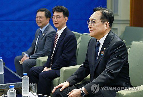제이미슨 그리어 USTR 대표 만난 정인교 통상교섭본부장(서울=연합뉴스) 정인교 산업통상자원부 통상교섭본부장(오른쪽 첫번째)이 15일 제주 서귀포시 제주국제컨벤션센터에서 열린 '2025 APEC 통상장관회의'에 참석한 제이미슨 그리어 미국 무역대표부(USTR) 대표와 면담하고 있다. 2025.5.15 [산업통상자원부 제공. 재판매 및 DB 금지] photo@yna.co.kr