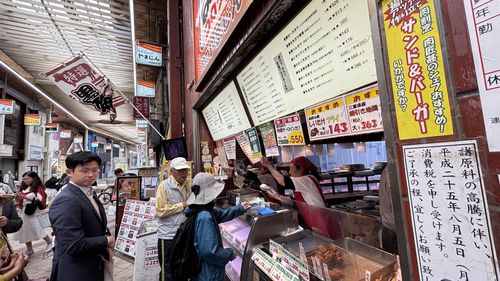 손님들이 줄 선 튀김 가게(오사카=연합뉴스) 차대운 기자 = 일본 오사카 외곽 후세역 앞 시장에 있는 튀김가게에 손님들이 줄을 서 물건을 사고 있다. 이곳 상인들은 세카이 호텔이 들어와 마을에 활기가 돌면서 손님들이 늘었다며 반긴다. 2025.5.16 cha@yna.co.kr (끝)