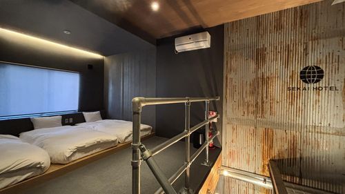옛 지물포 문을 열고 들어가면 만날 수 있는 '비밀 객실'(오사카=연합뉴스) 차대운 기자 = 일본 오사카 후세역 앞에 자리잡은 세카이 호텔의 객실. 지물포가 있던 2층 목조 건물을 리노베이션해 만들었다. 시장통에 있는 건물의 외관은 최대한 살리면서 건물 내부는 현대식 디자인으로 새단장했다. 2025.5.16  cha@yna.co.kr (끝)