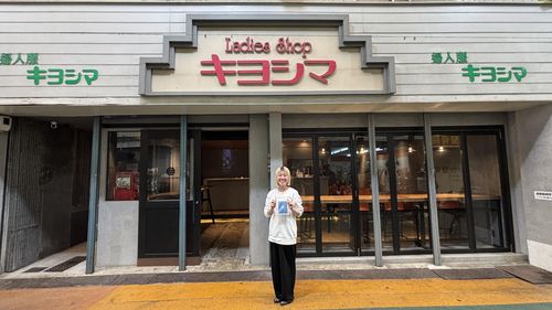 옛 기모노가게가 이젠 호텔 프런트(오사카=연합뉴스) 차대운 기자 = 일본 오사카 후세역 앞에 자리잡은 세카이 호텔의 프런트 공간. 폐업한 여성용 기노모 가게가 있던 곳을 카페풍으로 개조한 뒤 예약 고객을 맞이하는 프런트 공간으로 쓰고 있다. 2025.5.16  cha@yna.co.kr (끝)