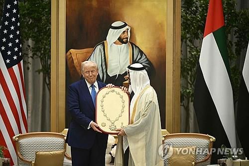 15일 UAE로부터 최고등급 훈장 받는 트럼프[아부다비 AFP=연합뉴스 재판매 및 DB금지]