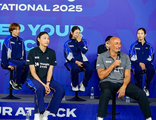 질문에 답변하는 아본단자 감독(오른쪽)과 김연경[촬영 이동칠]