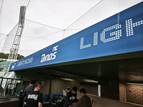 울산 문수야구장 더그아웃 위에 설치된 NC 구단 로고.[촬영= 김동찬]