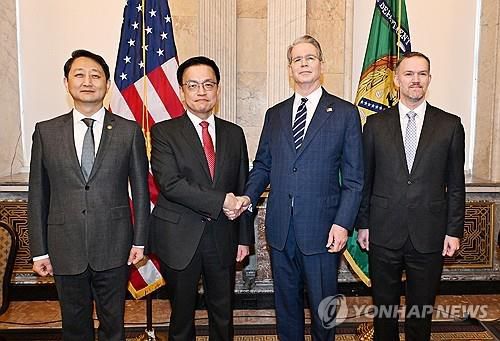 한-미 2+2 통상협의     (서울=연합뉴스) 주요 20개국(G20) 재무장관회의 및 국제통화금융위원회(IMFC)'에 참석차 미국 워싱턴D.C를 방문중인 최상목 부총리 겸 기획재정부 장관이 안덕근 산업통상자원부 장관과 함께 24일(현지시간) 미국 워싱턴 DC 재무부에서 열린 '한-미 2+2 통상협의(Trade Consultation)'에서 기념 촬영하고 있다.      (왼쪽부터) 안 산업부 장관, 최 부총리, 스콧 베센트 미 재무장관, 제이미슨 그리어 미국무역대표부(USTR) 대표. 2025.4.24      [기획재정부 제공. 재판매 및 DB 금지]     hkmpooh@yna.co.kr (끝)