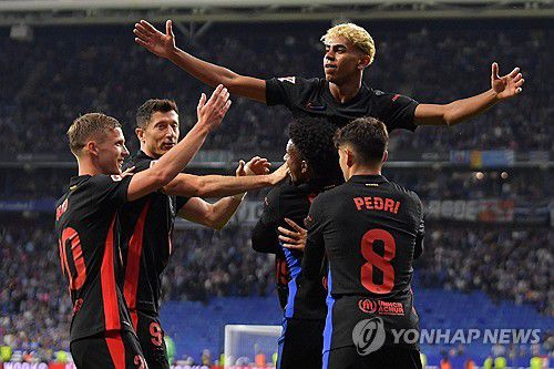 야말(가운데)의 선제 결승 골 후 세리머니 하는 바르셀로나 선수들.[AFP=연합뉴스]
