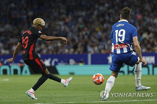 슈팅하는 바르셀로나 야말(왼쪽).[AP=연합뉴스]