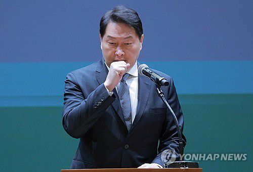 최태원 "SKT 해킹사태 뼈아프게 반성"(서울=연합뉴스) 서명곤 기자 = 최태원 SK그룹 회장이 7일 서울 중구 SKT타워에서 열린 유심 정보 유출 관련 일일 브리핑에 참석, SK텔레콤에서 일어난 해킹 피해에 대해 사과하고 있다. 2025.5.7 [공동취재] seephoto@yna.co.kr