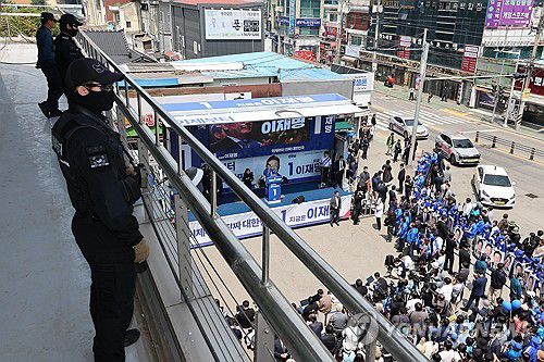 경비 삼엄한 이재명 후보 유세장(구미=연합뉴스) 김주성 기자 = 더불어민주당 이재명 대선 후보의 대구·경북(TK) 지역 유세가 열린 13일 경북 구미시 구미역광장에서 경찰특공대원들이 경호·경비 활동을 하고 있다. 2025.5.13 utzza@yna.co.kr