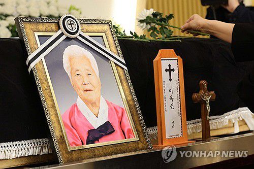 일본군 위안부 피해자 이옥선 할머니 영결식(용인=연합뉴스) 홍기원 기자 = 지난 14일 경기도 용인시 수지구 쉴낙원 경기장례식장에서 열린 일본군 위안부 피해자 이옥선 할머니 영결식에서 참석자들이 헌화하고 있다. 2025.5.16 [공동취재] xanadu@yna.co.kr