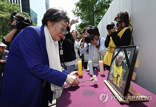 고 이옥선 할머니 영정 사진 앞에 헌화하는 이용수 할머니(서울=연합뉴스) 김성민 기자 = 일본군 위안부 피해자 이용수 할머니가 지난 14일 서울 종로구 주한일본대사관 인근에서 열린 '1700차 일본군 성노예제 문제 해결을 위한 정기 수요시위'에서 고 이옥선 할머니의 영정 사진 앞에 헌화하고 있다. 2025.5.16 ksm7976@yna.co.kr