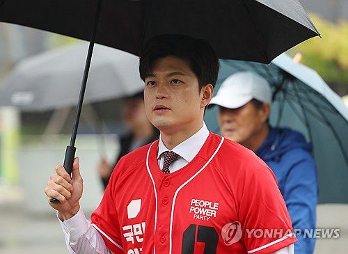 김문수 후보 지원 나선 김용태 비대위원장(서울=연합뉴스) 김도훈 기자 = 국민의힘 김용태 비상대책위원장이 15일 오전 김문수 대선 후보의 유세를 돕기 위해 서울 구로구 신도림역 입구로 향하고 있다. 2025.5.15 superdoo82@yna.co.kr