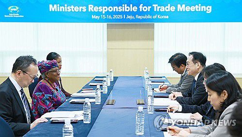 WTO 사무총장과 면담하는 정인교 통상교섭본부장(서울=연합뉴스) 정인교 산업통상자원부 통상교섭본부장이 15일 제주 서귀포시 제주국제컨벤션센터(ICC)에서 열린 2025 APEC 통상장관회의에서 오콘조 이웰라 WTO 사무총장과 면담하고 있다. 2025.5.15 [산업통상자원부 제공. 재판매 및 DB 금지] photo@yna.co.kr