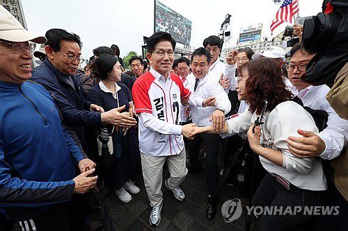 시민들과 인사하는 김문수 후보(수원=연합뉴스) 박동주 기자 = 국민의힘 김문수 대선 후보가 16일 경기 수원시 지동시장에서 시민들과 인사하고 있다. 2025.5.16 [공동취재] pdj6635@yna.co.kr