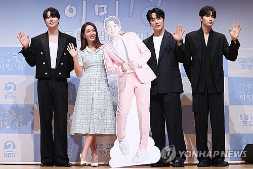 예능 '가는정 오는정 이민정' 출연진들(서울=연합뉴스) 강민지 기자 = 16일 서울 영등포구 여의도 KBS 아트홀에서 열린 예능 '가는정 오는정 이민정' 제작발표회에서 참석자들이 포즈를 취하고 있다. 왼쪽부터 안재현, 이민정, 김정현, 김재원.  2025.5.16 mjkang@yna.co.kr