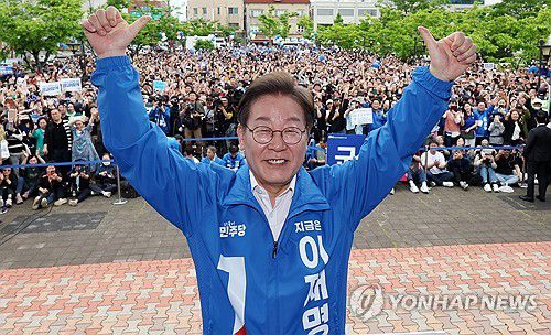 이재명 후보, 군산에서 엄지척(군산=연합뉴스) 황광모 기자 = 더불어민주당 이재명 대선 후보가 16일 전북 군산시 구시청광장에서 열린 유세에서 엄지를 들어 보이고 있다. 2025.5.16 [공동취재] hkmpooh@yna.co.kr