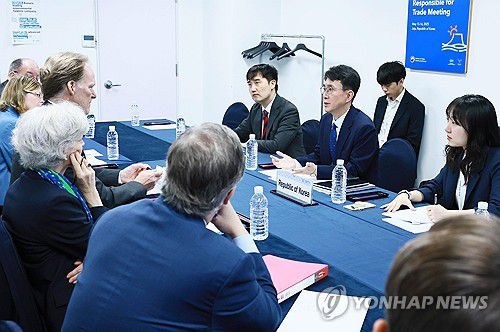 박종원 통상차관보, 캐나다 주일본 대사와 면담(서울=연합뉴스) 박종원 산업통상자원부 통상차관보가 16일 제주 서귀포시 제주국제컨벤션센터(ICC)에서 열린 '2025 APEC 통상장관회의'에서 이안 매케이 캐나다 주일본 대사 겸 인도·태평양 특별대표와 면담하고 있다. 2025.5.16 [산업통상자원부 제공. 재판매 및 DB 금지] photo@yna.co.kr