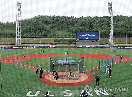 울산 문수야구장에서 몸 푸는 NC 선수들(울산=연합뉴스) 김용태 기자 = 16일 프로야구 NC 다이노스의 임시 홈구장으로 사용되는 울산 문수야구장에서 NC 선수들이 키움 히어로즈와의 경기를 앞두고 몸을 풀고 있다. 2025.5.16 yongtae@yna.co.kr