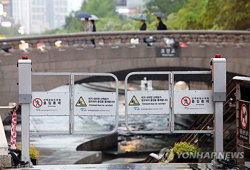 출입 통제된 청계천(서울=연합뉴스) 김도훈 기자 = 서울 대부분 지역에 호우주의보가 내려진 16일 서울 청계광장 인근 청계천 산책로 입구 출입이 통제되고 있다. 2025.5.16 superdoo82@yna.co.kr