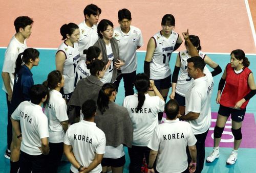 모랄레스 감독(왼쪽에서 2번째) 지시를 듣는 한국 여자배구 대표팀 선수들[촬영 이동칠]