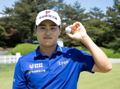 홀인원 기록한 이규민이규민이 17일 제주도 서귀포 핀크스 골프클럽(파71·7천326야드)에서 열린 한국프로골프(KPGA) 투어 2025 KPGA SK텔레콤 오픈 2025 1라운드에서 생애 첫 홀인원을 기록한 뒤 포즈를 취하고 있다. [KPGA 제공. 재배포 및 DB 금지]