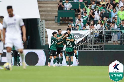 선제골을 도운 송민규(10번)에게 안겨 세리머니 하는 전북 전진우.[한국프로축구연맹 제공. 재판매 및 DB 금지]