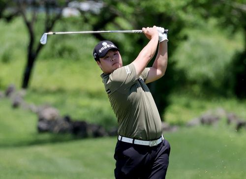 프로골퍼 황중곤황중곤이 17일 제주도 서귀포 핀크스 골프클럽(파71·7천326야드)에서 열린 한국프로골프(KPGA) 투어 2025 KPGA SK텔레콤 오픈 2025 1라운드에서 아이언샷을 시도하고 있다. [KPGA 제공. 재배포 및 DB 금지]