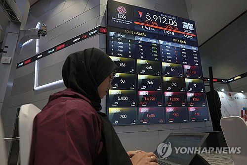 인도네시아 증권거래소지난달 8일 인도네시아 자카르타에 있는 증권거래소(IDX)에서 한 여성이 주식 시세 전광판 앞에서 노트북을 펴고 앉아 있다. 이날 IDX 종합지수는 전 거래일 대비 약 8% 하락했다. [AP 연합뉴스 자료사진. 재판매 및 DB 금지]