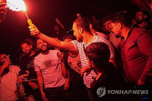 제재 해제 축하하는 다마스쿠스 시민들[EPA=연합뉴스 자료사진. 재판매 및 DB 금지]