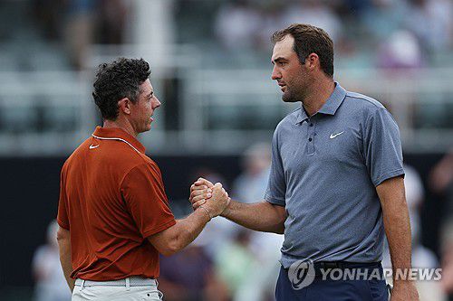 2라운드 마치고 인사하는 로리 매킬로이와 스코티 셰플러[게티이미지/AFP=연합뉴스]