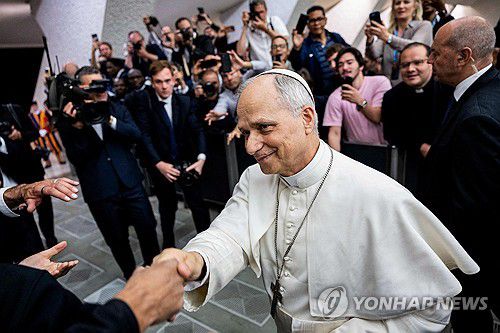 악수하는 레오 14세 교황[로이터 연합뉴스 자료사진. 재판매 및 DB 금지]