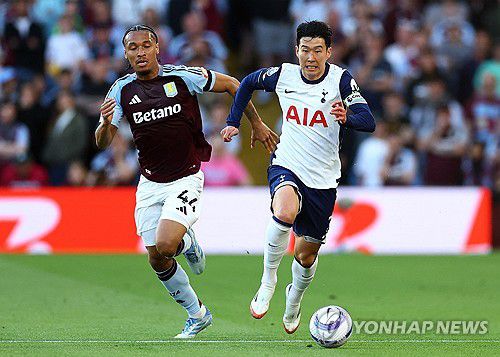 애스턴 빌라전에서 드리블하는 토트넘 손흥민(오른쪽).[로이터=연합뉴스]
