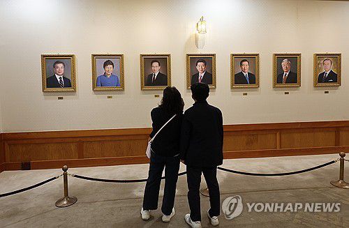 역대 대통령 초상화(서울=연합뉴스) 서명곤 기자 = 9일 서울 종로구 청와대 본관에서 관람객들이 역대 대통령들의 초상화를 구경하고있다. 2025.4.9 seephoto@yna.co.kr