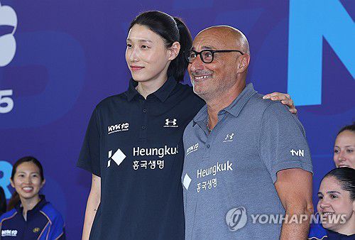 김연경과 아본단자 감독(인천=연합뉴스) 임순석 기자 = 김연경이 16일 인천 삼산월드체육관에서 열린 'KYK 인비테이셔널 2025 미미어데이'에서 여자배구 세계올스타팀 마르첼로 아본단자(이탈리아)감독과 포즈를 취하고 있다. 2025.5.16 soonseok02@yna.co.kr