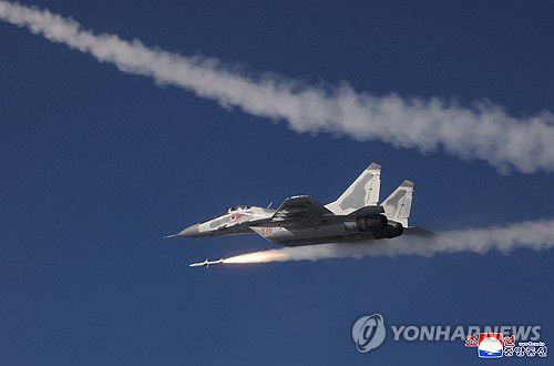 북한 김정은, 공군 방공·공습훈련 지도(평양 조선중앙통신=연합뉴스) 김정은 북한 국무위원장이 지난 15일 제1공군사단 관하 비행연대를 방문해 공군 반항공(방공)전투 및 공습 훈련을 지도했다고 조선중앙통신이 17일 보도했다. 2025.5.17      [국내에서만 사용가능. 재배포 금지. For Use Only in the Republic of Korea. No Redistribution] nkphoto@yna.co.kr